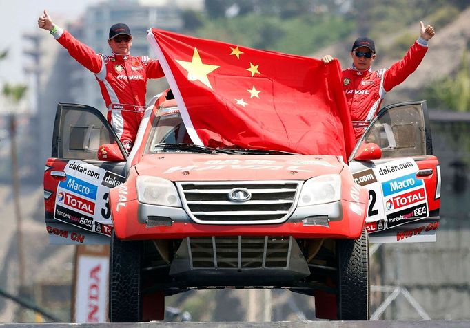 Čínský pilot Jung Čou (vpravo) se na trať Rallye Dakar vydal ve voze domácí provenience Great Wall.