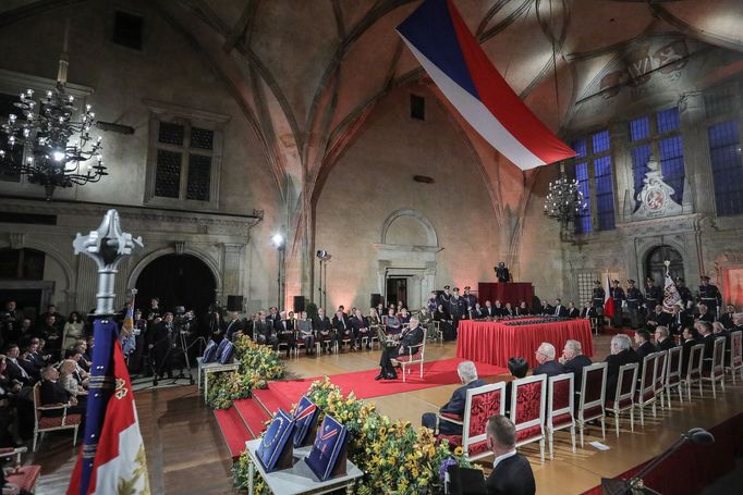 Fotografie z ceremoniálu udílení státních vyznamenání prezidentem ČR Milošem Zemanem na Pražském Hradě. 28. 10. 2019.