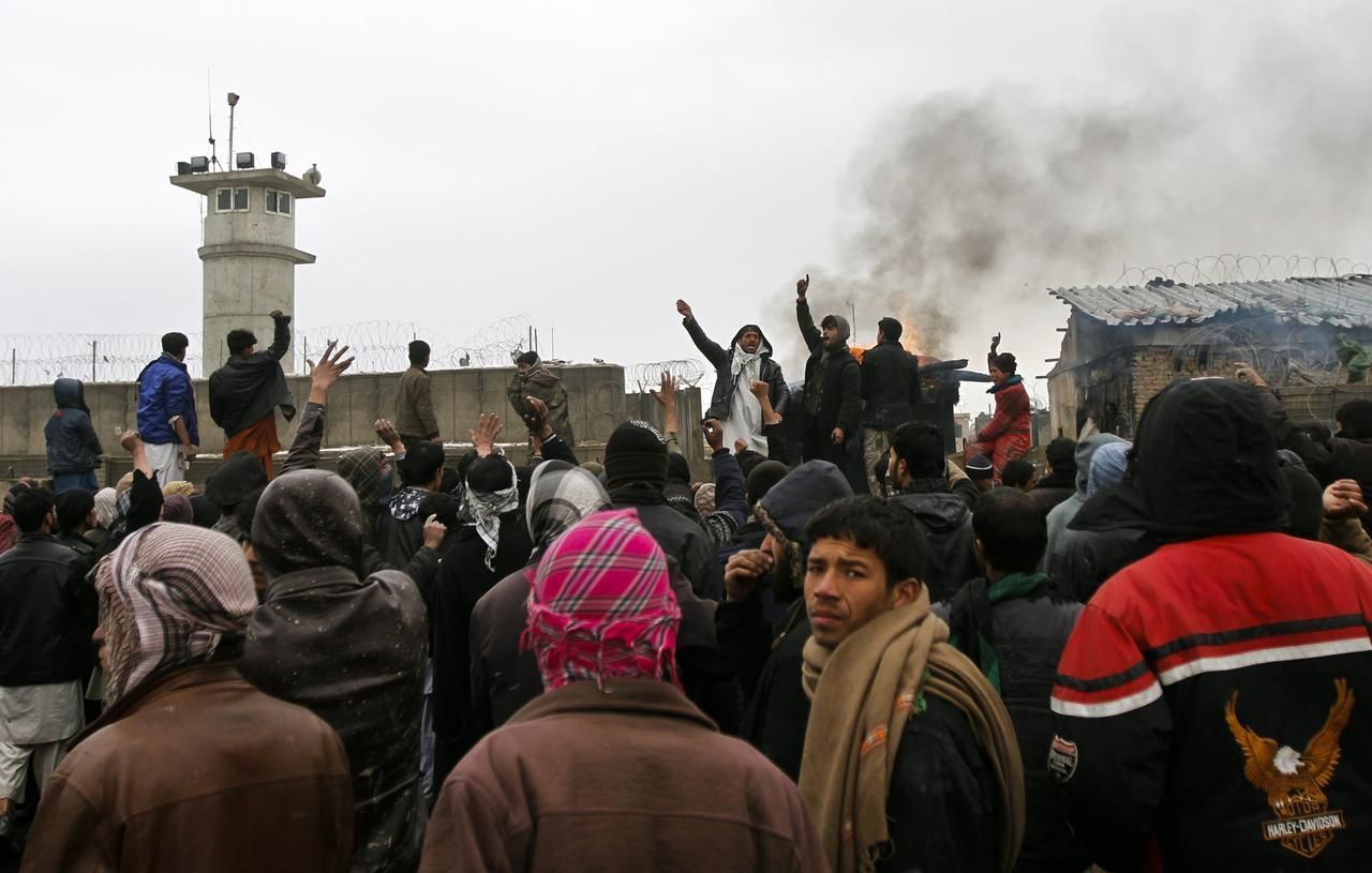 Afghánci protestovali proti pálení koránu na základně USA