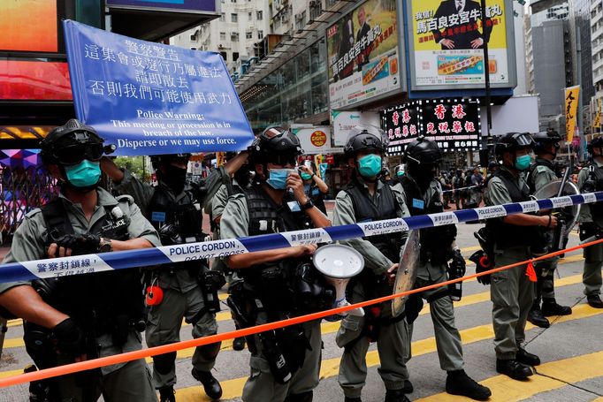 Nový národně bezpečnostní zákon dává Číně možnost potrestat opozici a demonstranty v Hongkongu. Tisíce lidí přesto protestují.