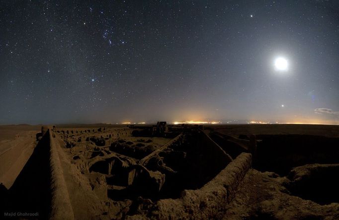 5. místo v kategorii „Against the Lights“: Majid Ghohroodi z Iránu s fotografií „Sky above the Ancient Persia“.