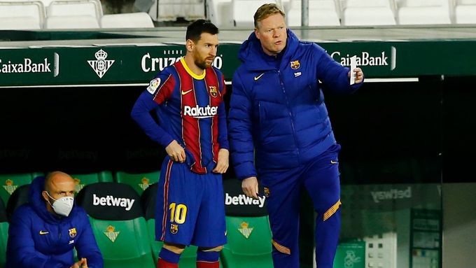 Lionel Messi poslouchá pokyny trenéra Barcelony Ronalda Koemana.