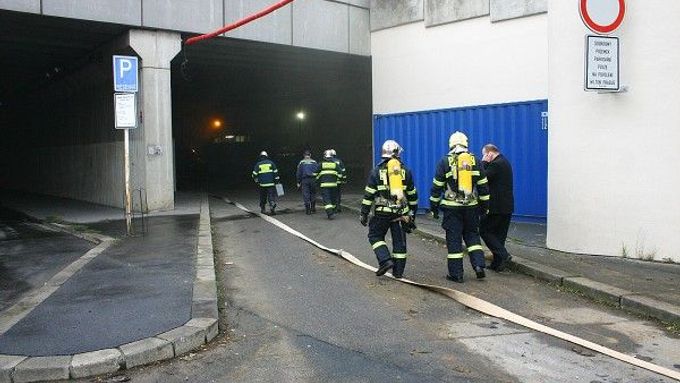 Hasiči museli evakuovat hotel Hilton, unikal plyn