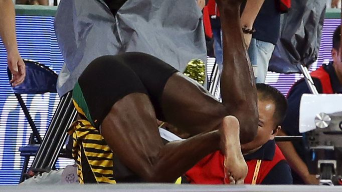 MS v atletice 2015: Usain Bolt padá po srážce s kameramanem