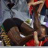 MS v atletice 2015: Usain Bolt padá po srážce s kameramanem
