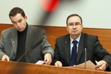 Stranu před soudem zastupuje její předseda Tomáš Vandas (napravo). Tentokrát mu sekunduje předseda Dělnické mládeže Martin Zbela.