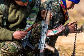 Kurdské bojovnice. Po boku mužů válčí proti Islámskému státu