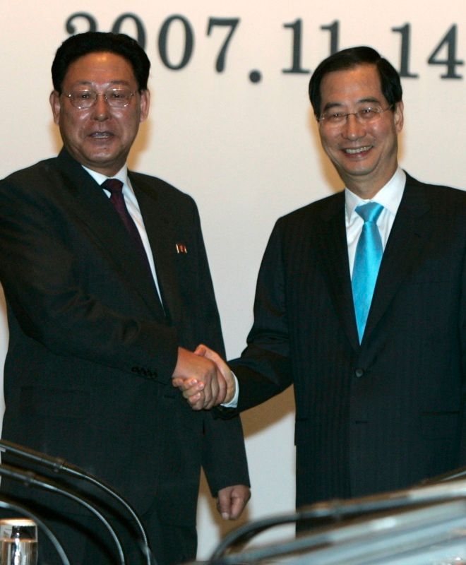 Severokorejský premiér Kim Joing-il a jihokorejský premiér Han Duk-su při jednáních v Soulu, 14.12.2007