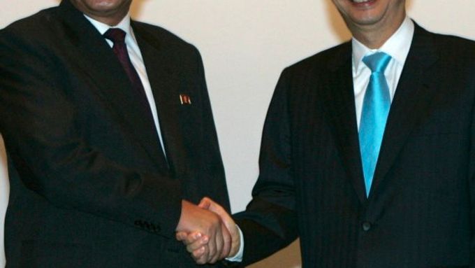 Severokorejský premiér Kim Joing-il (vlevo) a jeho jihokorejský protějšek Han Duk-su.