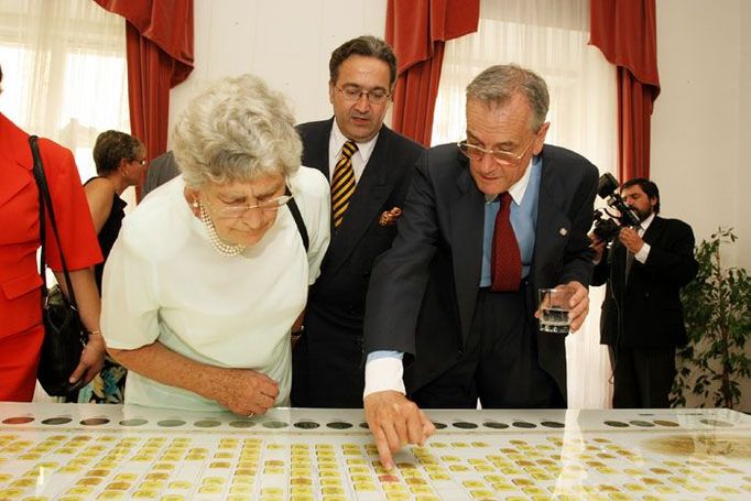 Karla Hrubá z Gelenjí a Karel Eduard Paar si prohlížejí rodokmen Přemyslovců. V pozadí stojí Jiří Lobkowicz.