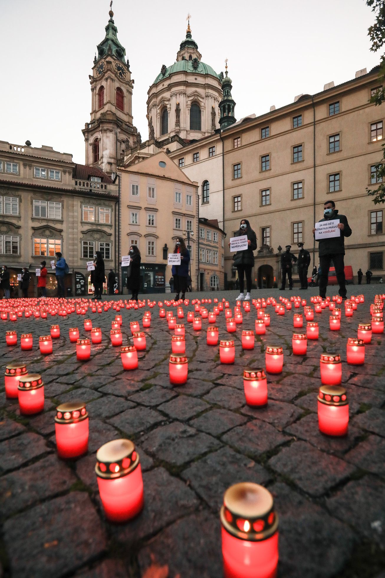 Tichý protest proti válce v Arménii a uctění památky jejích obětí, Praha, Malostranské náměstí