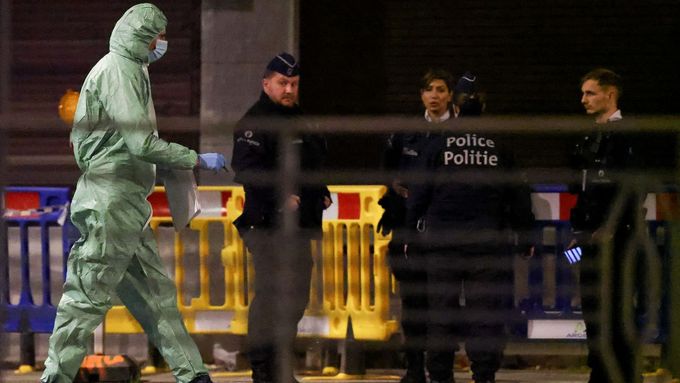 Belgická policie na místě střelby v Bruselu.