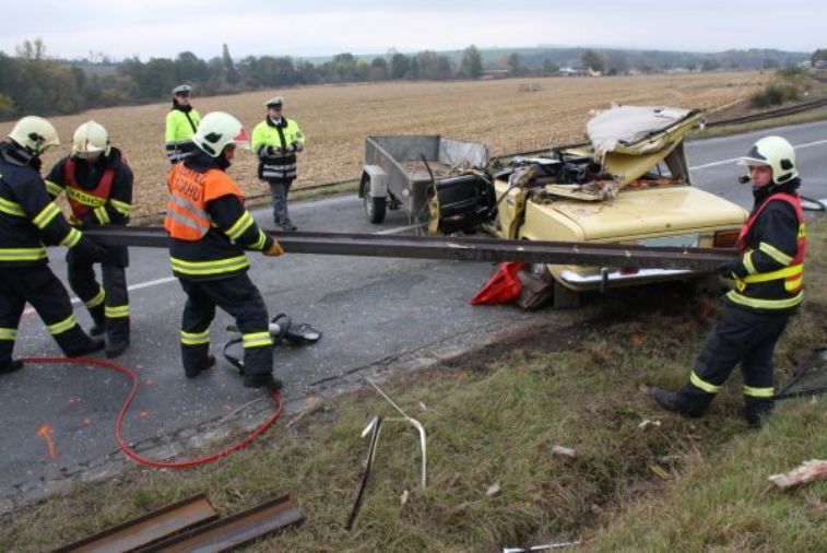 Nezajištěné traverzy probodly auto