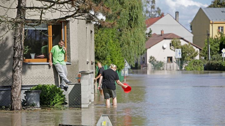 Pomáhaly po tornádu, teď jedné z nich voda zaplavila dům a lidé jí štědrost oplatili