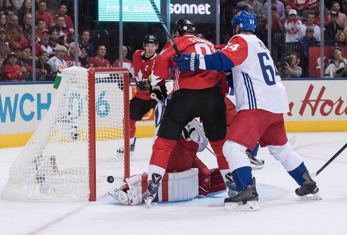 Kanada - Česko, hokejový Světový pohár 2016. Polák, Stamkos a zpoza branky dává gol odrazem o Neuvirtha Sidney Crosby