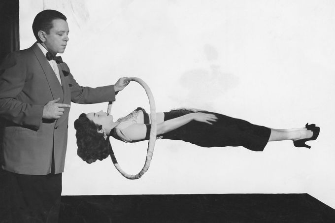 Iluzionista předvádějící trik s levitující asistentkou. Ilustrační snímek
