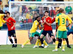 Jihoafričan Katlego Mphela (vlevo) střílí gól do sítě Španělska v boji o třetí místo na Poháru FIFA,
