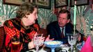 Václav Havel a americká velvyslankyně USA při OSN Madeleine Albrightová na obědě U Modré kachničky na Malé Straně v Praze 10. ledna 1994.