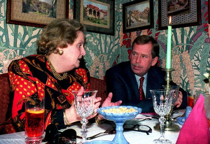 Václav Havel a americká velvyslankyně USA při OSN Madeleine Albrightová na obědě U Modré kachničky na Malé Straně v Praze 10. ledna 1994.