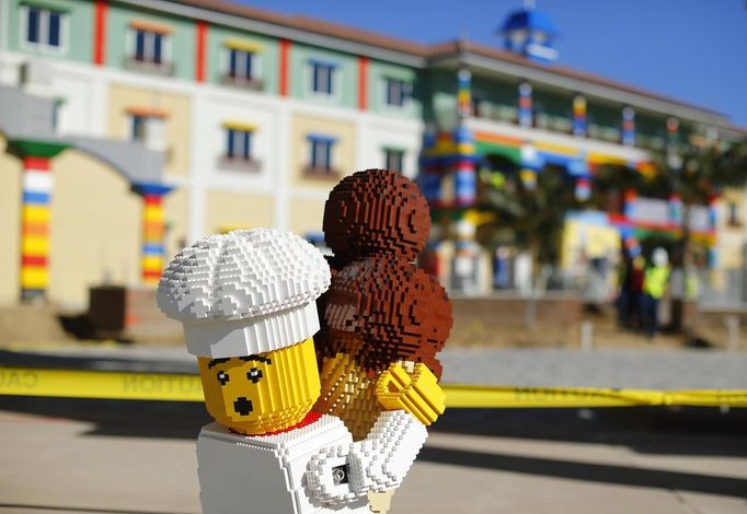 A Lego figure sits waiting to be placed near the lobby entrance as construction continues in North America's first ever Lego Hotel being built at Legoland in Carlsbad, California, January 17, 2013. The three-story, 250-room hotel will open on April 5. REUTERS/Mike Blake (UNITED STATES - Tags: SOCIETY TRAVEL) Published: Led. 17, 2013, 10:25 odp.