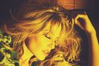 Recenze: Kylie Minogue to zkouší s country. Její Golden je ale jen další nevýrazná popová deska