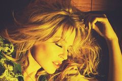 Recenze: Kylie Minogue to zkouší s country. Její Golden je ale jen další nevýrazná popová deska