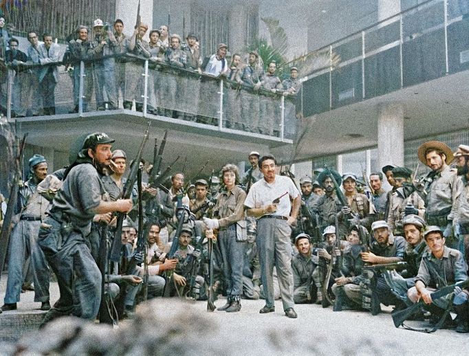 Kubánští povstalečtí vojáci se samopalem v hotelu Hilton, Havana, Kuba, rok 1959. Kolorováno