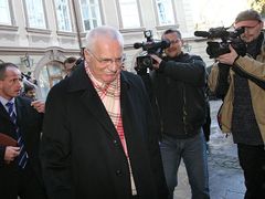 Současný prezident Václav Klaus odchází z jednání s lidoveckými senátory.