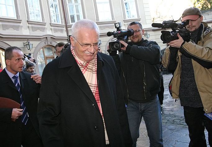 Současný prezident Václav Klaus odchází z jednání s lidoveckými senátory.