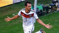 A do třetice střední obránce. Na pátém místě je Němec Mats Hummels. Oproti minulému šampionátu z roku 2010 se ovšem žebříčku Castrol Indexu ukazuje, že se v Brazílii hraje útočněji. Zatímco v JAR obsadili prvních pět míst pouze obránci, nyní se do popředí dostali ofenzivní hráči.