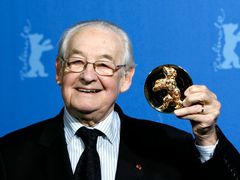 Slavný polský režisér Andrzej Wajda dostal na Berlinale cenu Alfreda Bauera. Ocenění na počest zakladatele festivalu dostal za svůj film Tatarak.