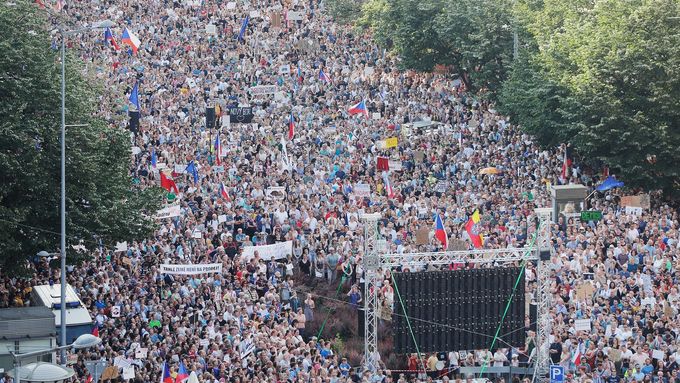 V Praze 4. června davy, 120 tisíc protestujících z celé republiky.