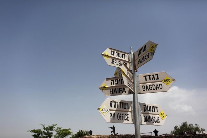 A sign post near Kibbutz Merom Golan in the Golan Heights shows the distance from Israel's northern border to other destinations May 2, 2013. Israel's military said on Tuesday it had called up hundreds of reservists for a drill in northern Israel where tensions are high with neighbours Syria and Lebanon, but a military spokesman said there was no change in the overall security situation. Israel captured the Golan Heights from Syria in the 1967 Middle East war and annexed the territory in 1981, a move not recognised internationally. REUTERS/Nir Elias (POLITICS MILITARY) Published: Kvě. 2, 2013, 5:38 odp.