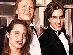 Jon Voight, Angelina Jolie a její bratr James Haven v době, kdy se rodina stýkala