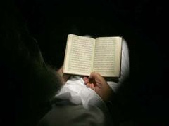 Palestinec z Gazy si čte v koránu.