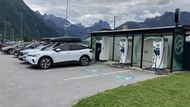 Nabíjet se tu dá takřka všude, kde auto po cestě zastaví.