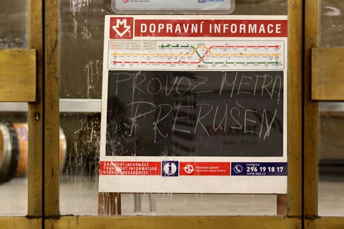 Zastavilo se metro, všechny tři trasy. Poprvé v novodobé stávkové historii.