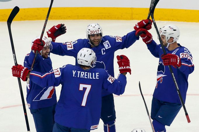 France's Julien Desrosiers (L) celebrates his goal against the Czech Republic with team mates during the first period of their men's ice hockey World Championship Group A