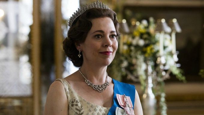 Záběr ze seriálu The Crown (Koruna), Alžbětu II. hraje ve třetí řadě Olivia Colmanová.