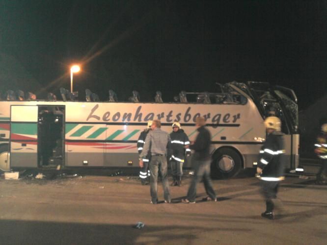 Autobus si utrhl střechu o most