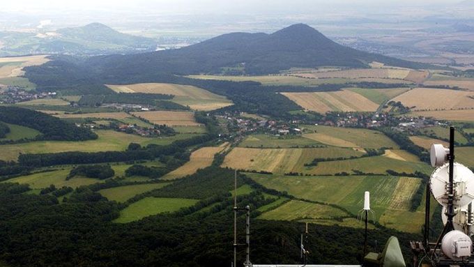 Pohled z Milešovky na České středohoří - zatím bez dálnice