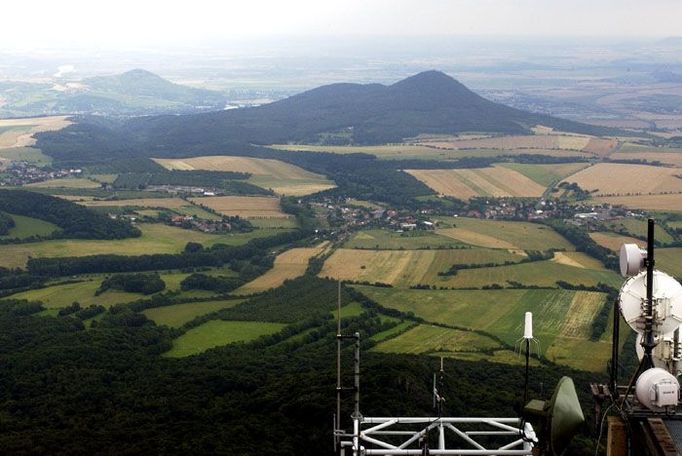 Pohled z Milešovky na České středohoří - zatím bez dálnice