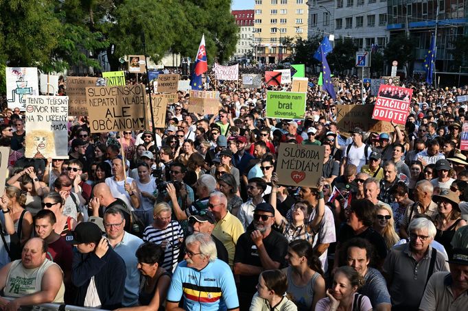 Snímek z úterní demonstrace v Bratislavě proti ministryni kultury Martině Šimkovičové.