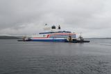 Z přístavu v Murmansku, který se nachází na severozápadě Ruska poblíž hranic s Norskem a Finskem, vyplula první plovoucí elektrárna na světě. Vydala se na přibližně měsíc trvající cestu do města Pevek na poloostrově Čukotka, vzdáleného pět tisíc kilometrů.