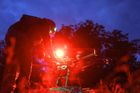Policisté z brigády Chyžak připravují bojový dron Vampire k doručení munice a potravin spolubojovníkům na pozici poblíž frontového města Toreck v Doněcké oblasti.