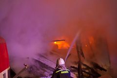 Požár na Zlínsku zničil rybářům chatku, i pruty a sítě