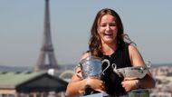 Pětadvacetiletá česká tenistka ovládla na grandslamovém Roland Garros dvouhru i čtyřhru a vstoupila mezi tenisové legendy. Nejen ty české.