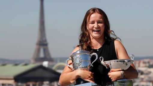 Barbora Krejčíková s trofejemi z French Open 2021.