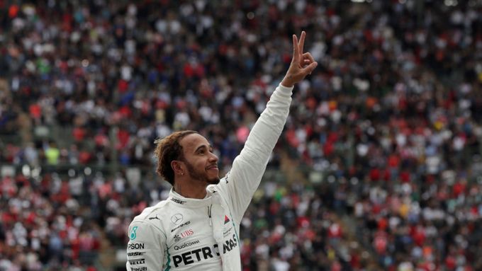 Lewis Hamilton slaví v Mexiku pátý titul mistra světa.
