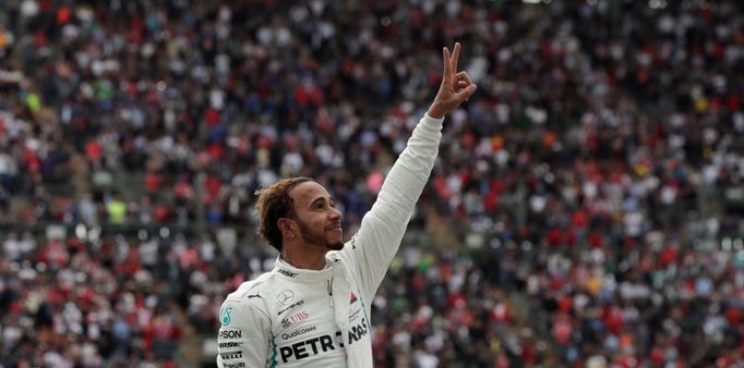 Lewis Hamilton slaví v Mexiku pátý titul mistra světa.